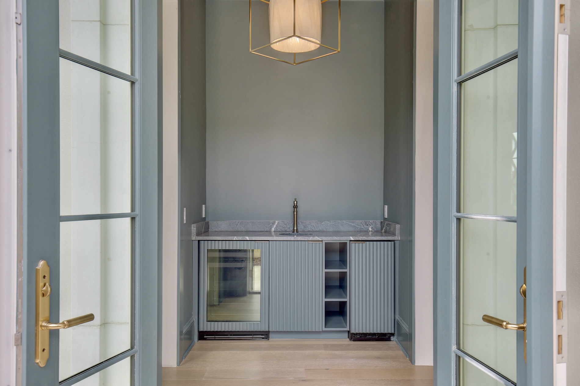 Custom residential kitchen cabinets and countertop design